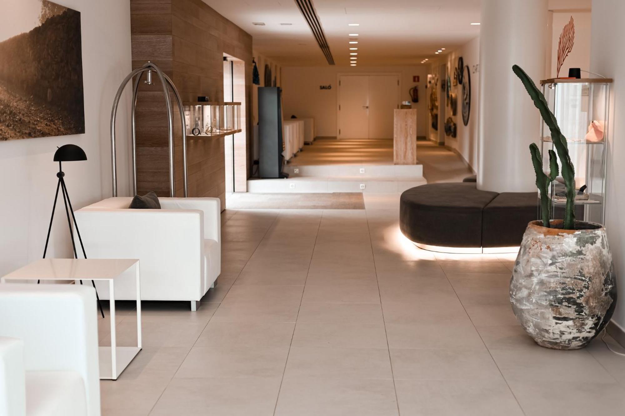 Hotel &